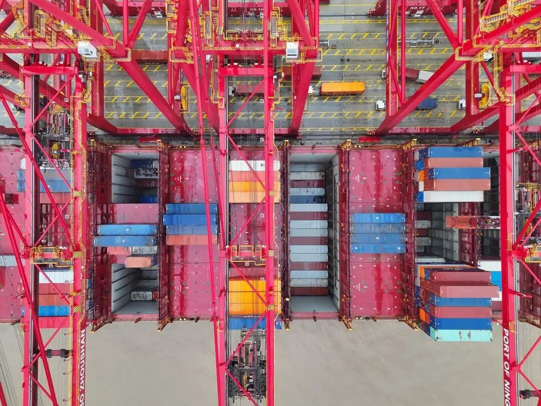 宁波舟山港迎新年首艘"海上巨无霸"，内贸集装箱海运开启新篇章