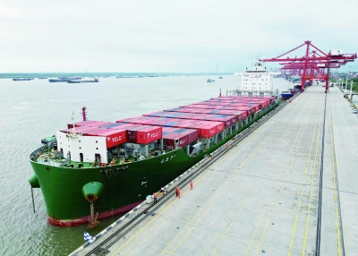 南京港成功靠泊最大内贸集装箱船 "江远集2"轮，为客户带来全新物流经验