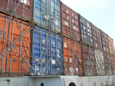 22层楼高的海运集装箱船风浪中高耸不倒是什么原因？