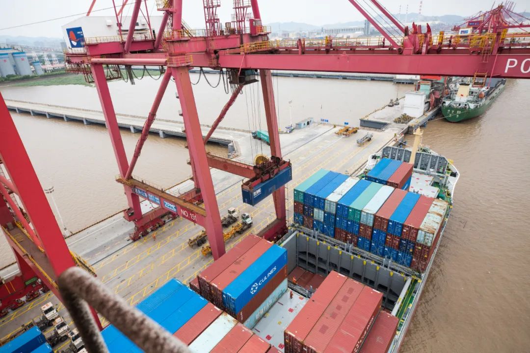 走集装箱海运直航和中转那个更快？