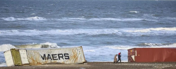 马士基旗下一艘集装箱船遭逢恶劣形象46个集装箱落水