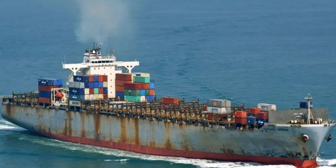 老式集装箱船仍在对峙服役