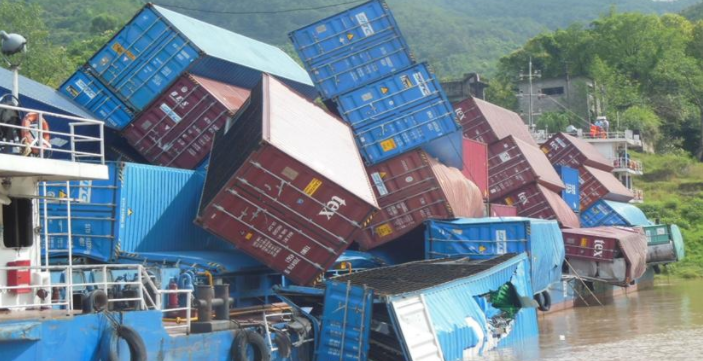 突发！长江吴淞口借鉴区水域十余个集装箱落水