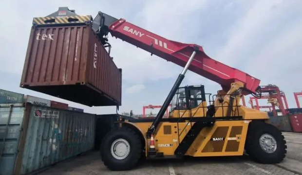 港口船埠堆场常见搬运集装箱的设备有哪些？