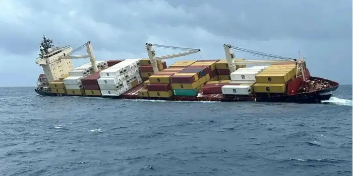 集装箱船遇险沉没，数百个集装箱坠海