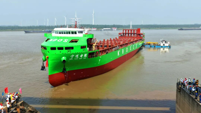 汗青性突破！全球最大万吨级纯电动智能海船，成功下水